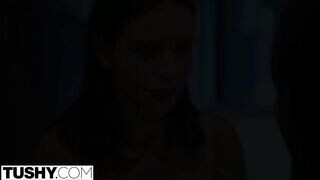 Lana Rhoades ánuszát egy barna pasi kúrja
