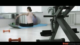 Jogázó tinédzser nőcit kúrel segglyukba az edő