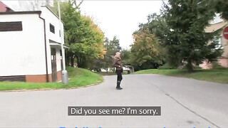 Világos Szőke tinédzser nőci a raktárban dug