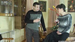 Orosz mami a nevelt fiával kamatyol