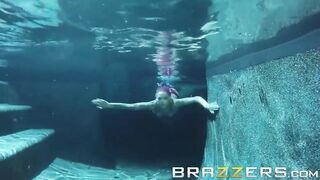 Anna Bell Peaks rendesen hátsó bejáratba rakva