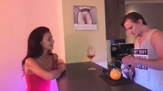 18 éves zsenge kefélése a bárban