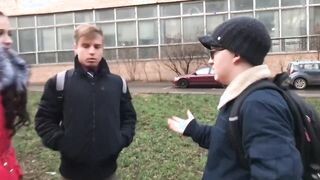 Fiatal kis csajt a haverjai kufircolják meg