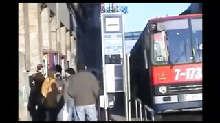 Budapesti Buszon fogdossa a óriási mellet
