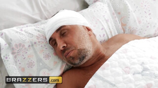Brazzers - Brooklyn Gray szőrös puncija megkettyintve