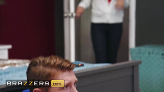 Brazzers - Jeanie Marie Sullivan a szuper szívdöglesztő milf