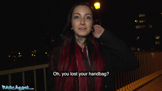 Public Agent - Sharlotte Thorne a kitetovált fiatal suna