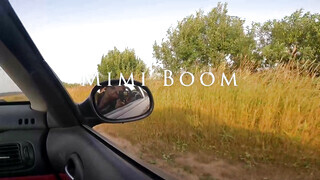 Csábos fiatal barinő a kocsiban cumizik