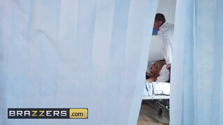 Brazzers - Bonnie Rotten popójában az óriás kukac