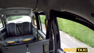 Fake Taxi - Alice Judge popó lyukba kefélve a taxiban