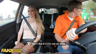 Fake Driving School - Victoria Pure hancúrozik az oktatóval