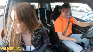 Fake Driving School - Eveline Dellai lovagol a jogsi oktató rúdján