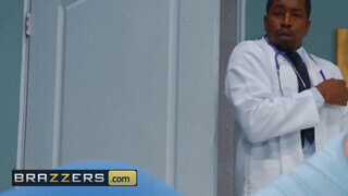 Brazzers - Nina Dee fenekét a doktor döngeti