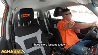 Fake Driving School - Örömlány csöcsös lányok dugnak