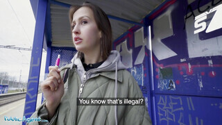 Public Agent - Tini pipi pénzért kupakol