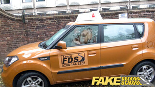 Fake Driving School - Zsenge lány az oktatóval kúr