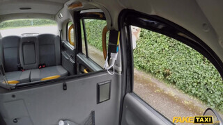 Fake Taxi - Tara Spades melle közé veszi a brét