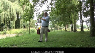 Oldje - Vén pasi keféli a zsenge kis csajt