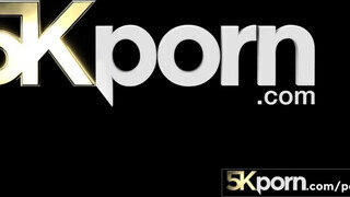 5KPorn - Naomi Blue cunija megdöngetve