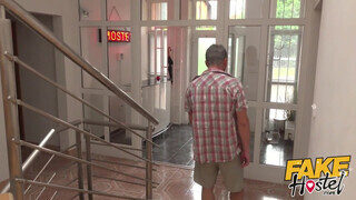 Fake Hostel - Tinédzser turista pipi punciba reszelve