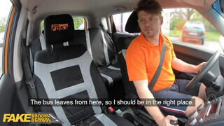 Fake Driving School - vegyvédelmi ruhában ül be a pipi a kocsiba