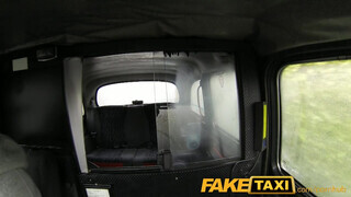 FakeTaxi félénk gádzsi extra pénzt szerez