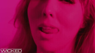 Wicked - Lena Paul szőrös cuncija megkúrelva