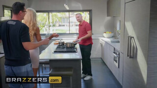 Brazzers - Courtney Taylor a férje haverjával kamatyol
