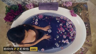 Brazzers - Katana Kombat fürdés után hancúrozik is