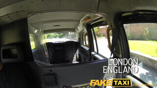 FakeTaxi amerikai félvér csajszi kamatyolni akar
