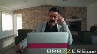 Brazzers - a kicsike ártatlan tinédzser idősebb pöcst kíván