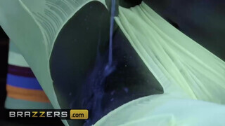 Brazzers - az ázsiai Kendra Spade jó méretes péniszt talál