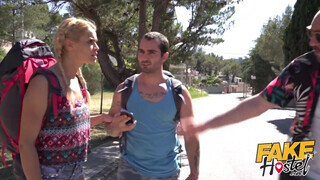 Dupla fickó reszeli a turista lányt - Fake Hostel