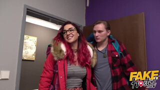 Tini nőci kikezd a szobatársával - Fake Hostel
