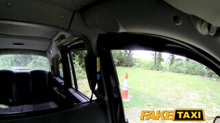 FakeTaxi még a sofőr popókáját is kinyalja a csajszi