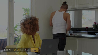 Brazzers - Demi Sutra befogadja a fehér bájdorongot