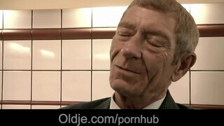Magyar pornós pipi szexel vén fószerrel - Oldje