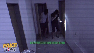 Tinédzser gádzsit kúrnak a rabló srácok - Fake Hostel