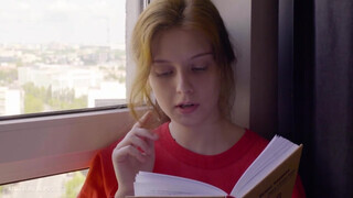 ULTRAFILMS - csinos zsenge maca begerjed egy könyvre