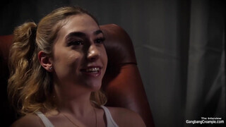 Csoportszex creampie - világos szőke szuka alig kap levegőt a faszoktól