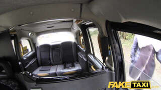 Kitetovált ribancok fenékbe tolva - Fake Taxi