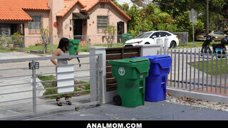 Nadia White tini pasassal kefél - Anal mom
