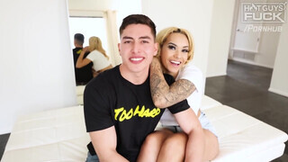 Hot Guys Fuck - Latina hapsi és a világos szőke barátnője szeretkeznek