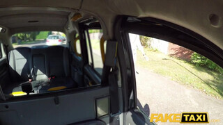 Fake Taxi - Lyen Parker reszel a hátsó ülésen