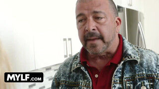 MYLF - Emily Austin erőszakos bájdorongot akart