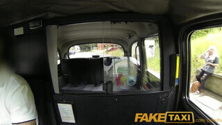 Faketaxi - szőrös pinájú milf csaj közösül egyet