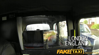 FakeTaxi - zsenge csajszika orálozza az idős taxist