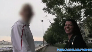 PublicAgent - Vivien Bell a dögös cigó csaj