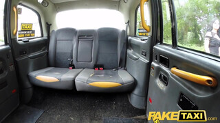 Fake Taxi - Csöcsös lány kupakol a hátsó ülésen