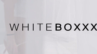 WhiteBoxxx - Eveline Dellai kedveli popsiba csinálni